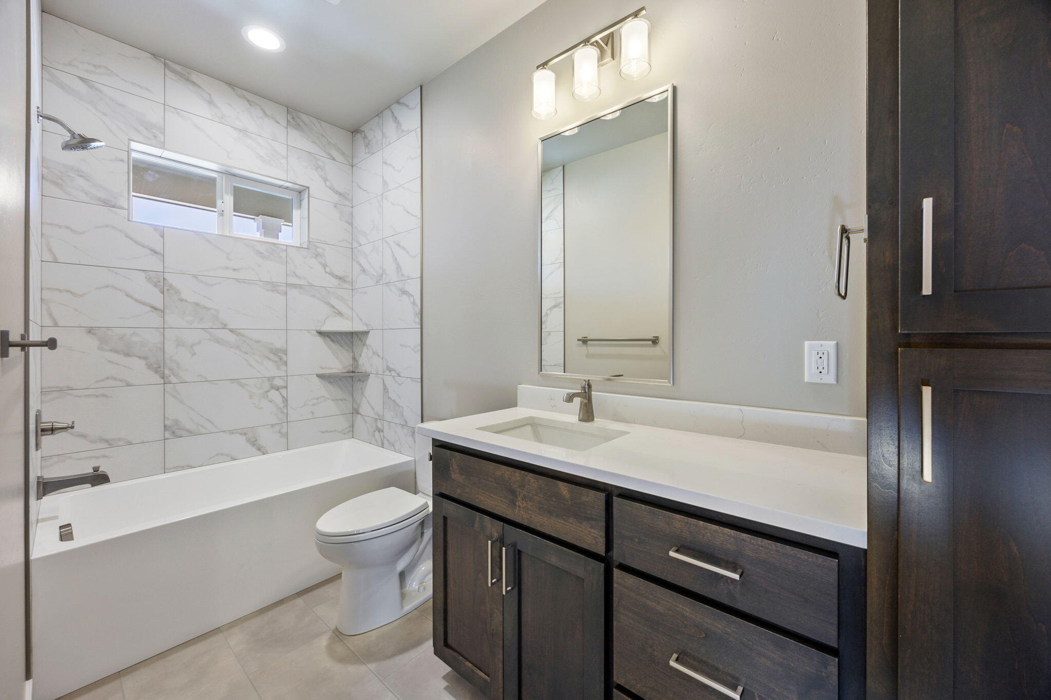 364 Randy Street Ashland, OR 97520 - Photo 33 of 46 Guest Bathroom