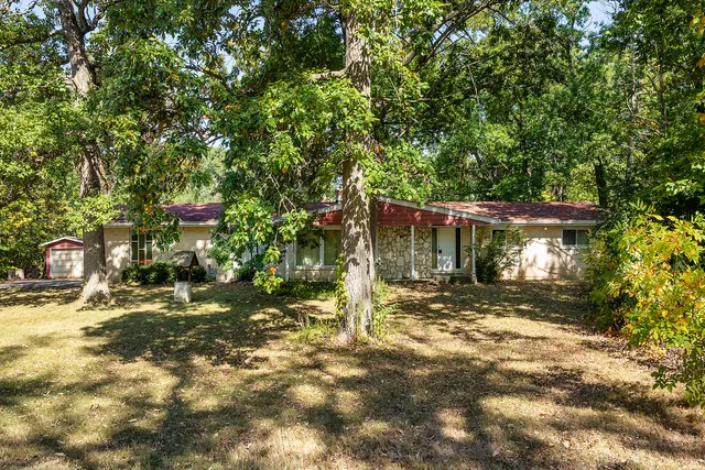 a view of a house with backyard