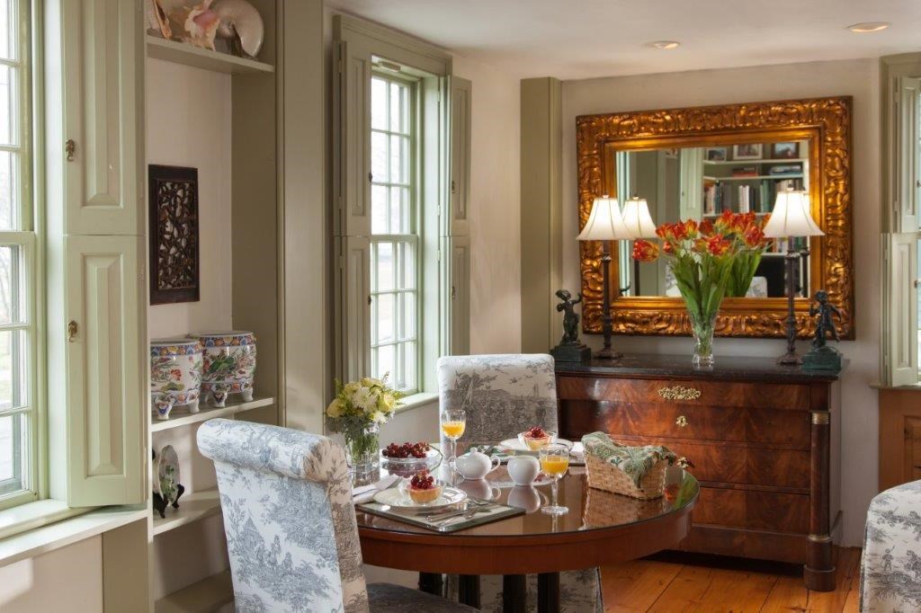 Salon open to living area.