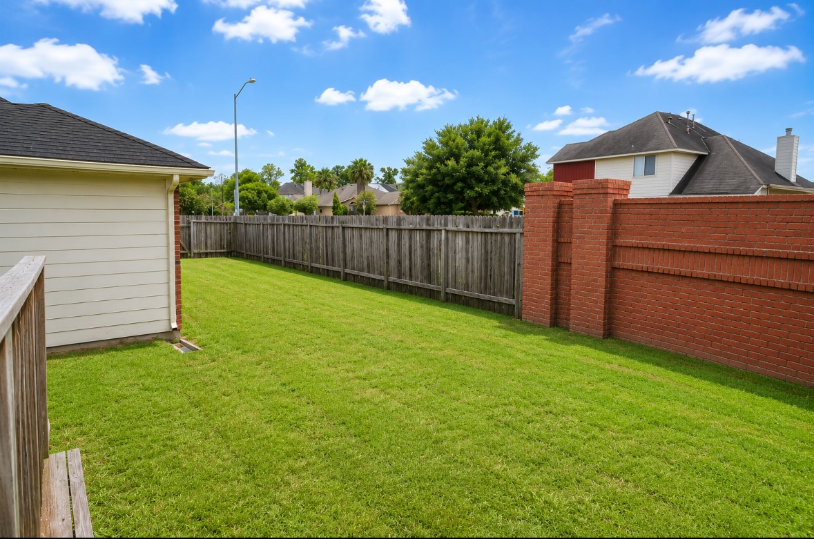 15154 Kingsbridge Way Houston, TX 77083 - Photo 12 of 12 Backyard side