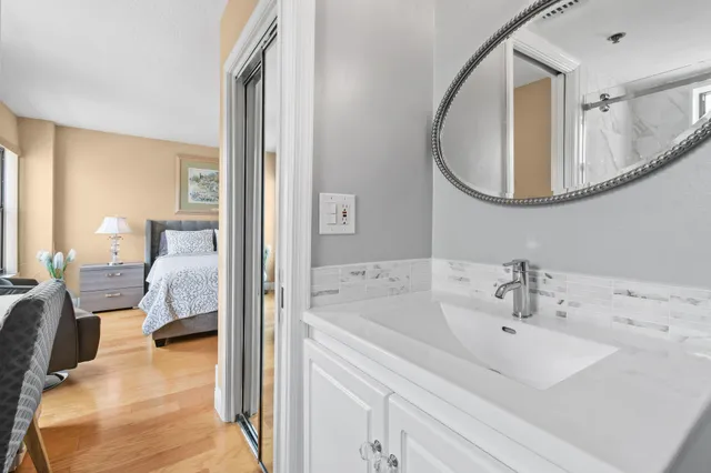 a en suite bathroom with a sink and a mirror