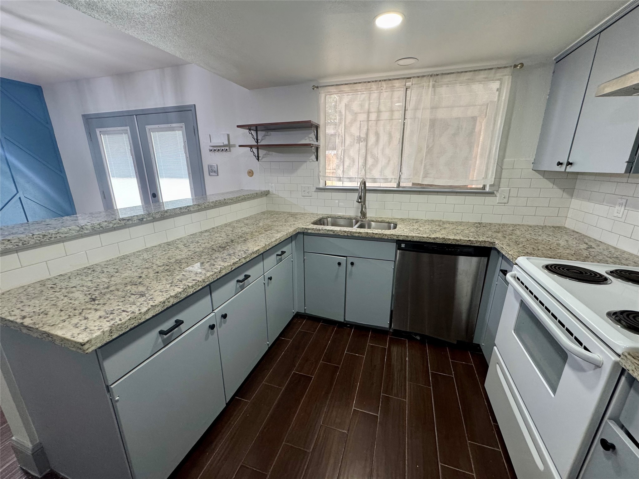 10010 Knoboak Drive, Unit 32 Houston, TX 77080 - Photo 6 of 17 a kitchen with a sink stove and cabinets