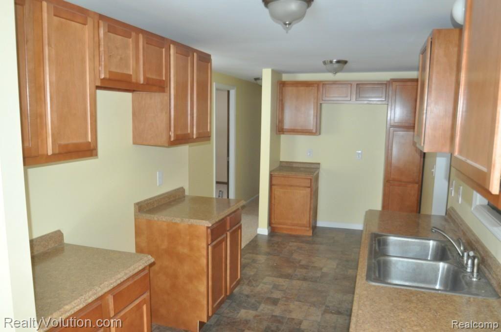 73 South Maple Leaf Road Lapeer, MI 48446 - Photo 2 of 14 DSC_0103.jpg