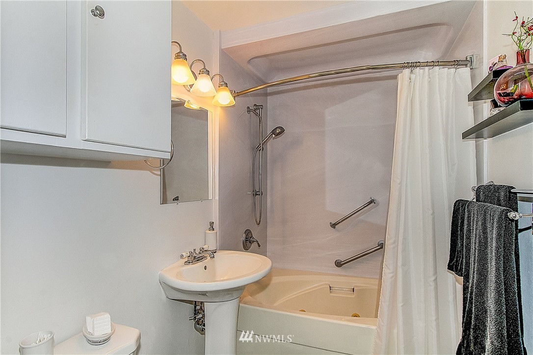 2624 Northeast 20th Street Renton, WA 98056 - Photo 8 of 15