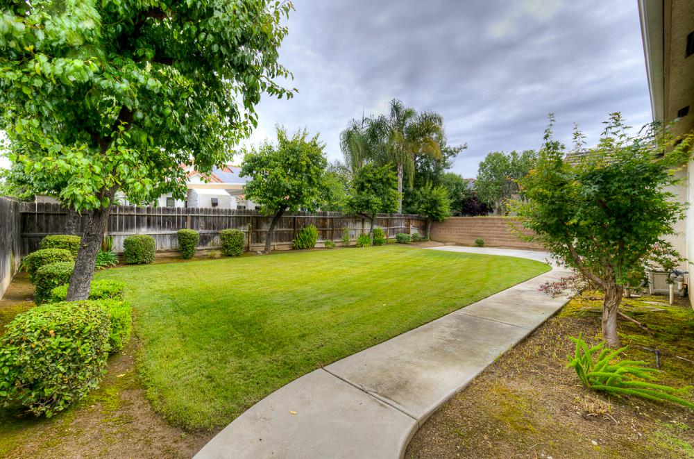 3235 Rall Avenue Clovis, CA 93619 - Photo 29 of 33 a view of a house with a yard