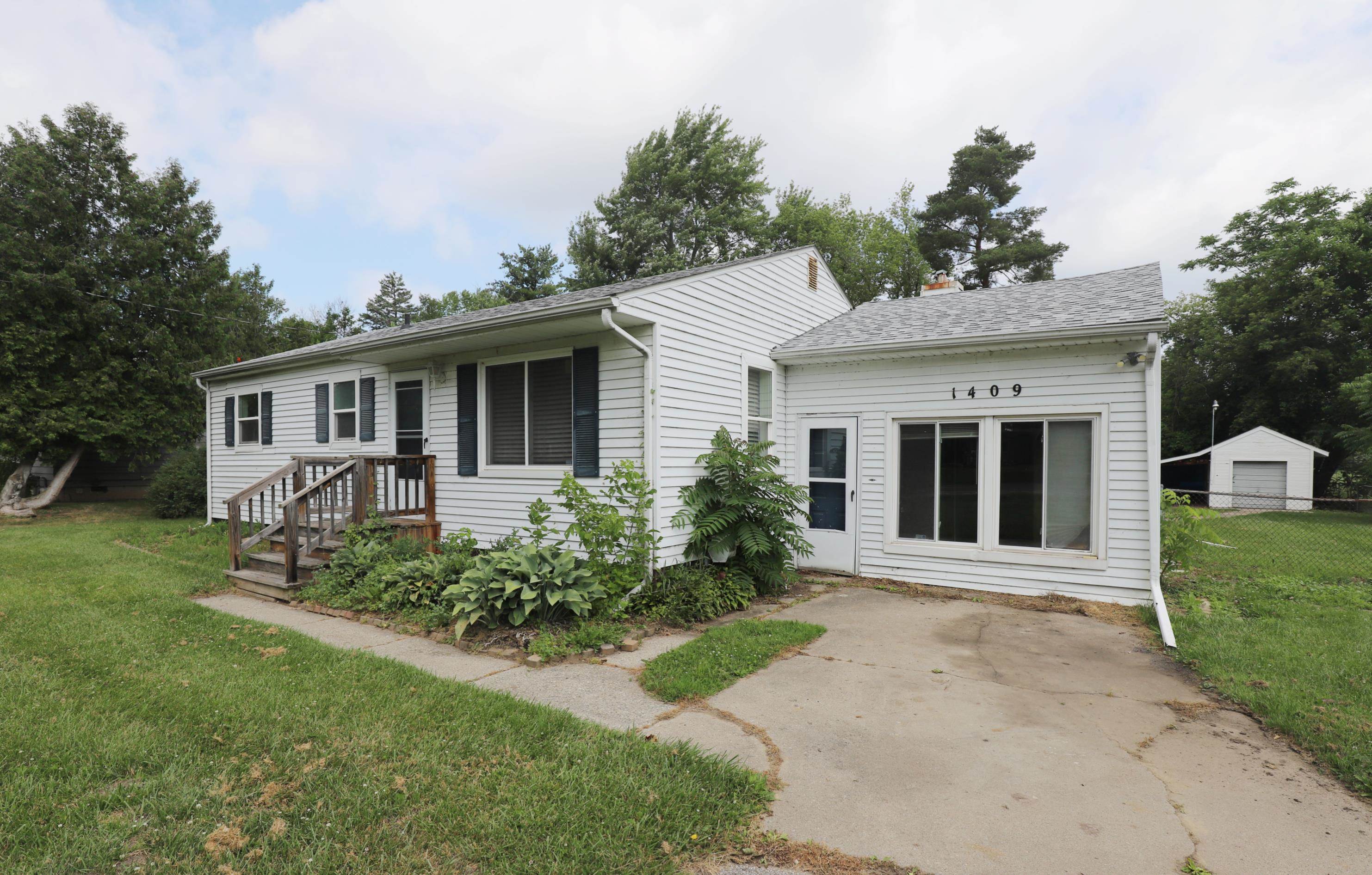 1409 Coutant Street Flushing, MI 48433 - Photo 2 of 26