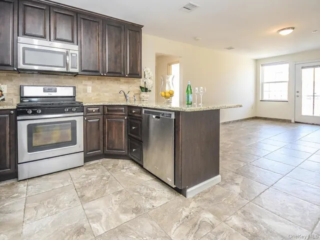 $3,200 | 400 Carney Street, Unit 501, Glen Cove, NY 11542