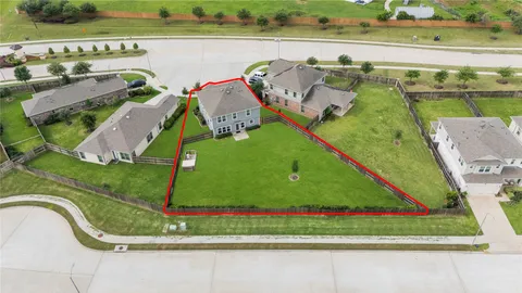 a view of front of a house with a yard
