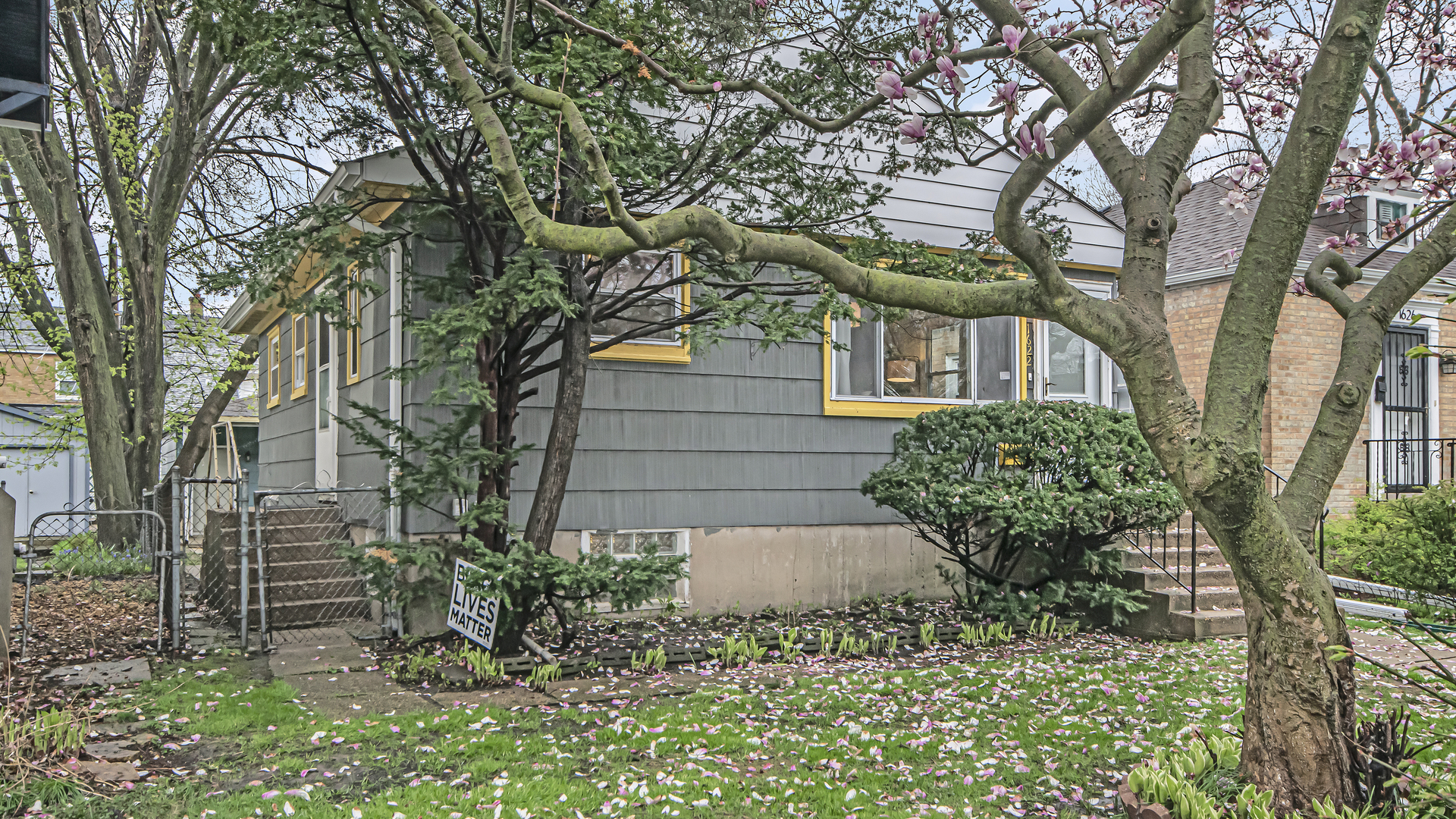 1622 Dempster Street Evanston, IL 60202 - Photo 21 of 21 a backyard of a house with lots of green space