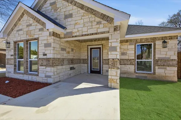 $429,999 | 2222 Water Crest Lane, Glenn Heights, TX 75154