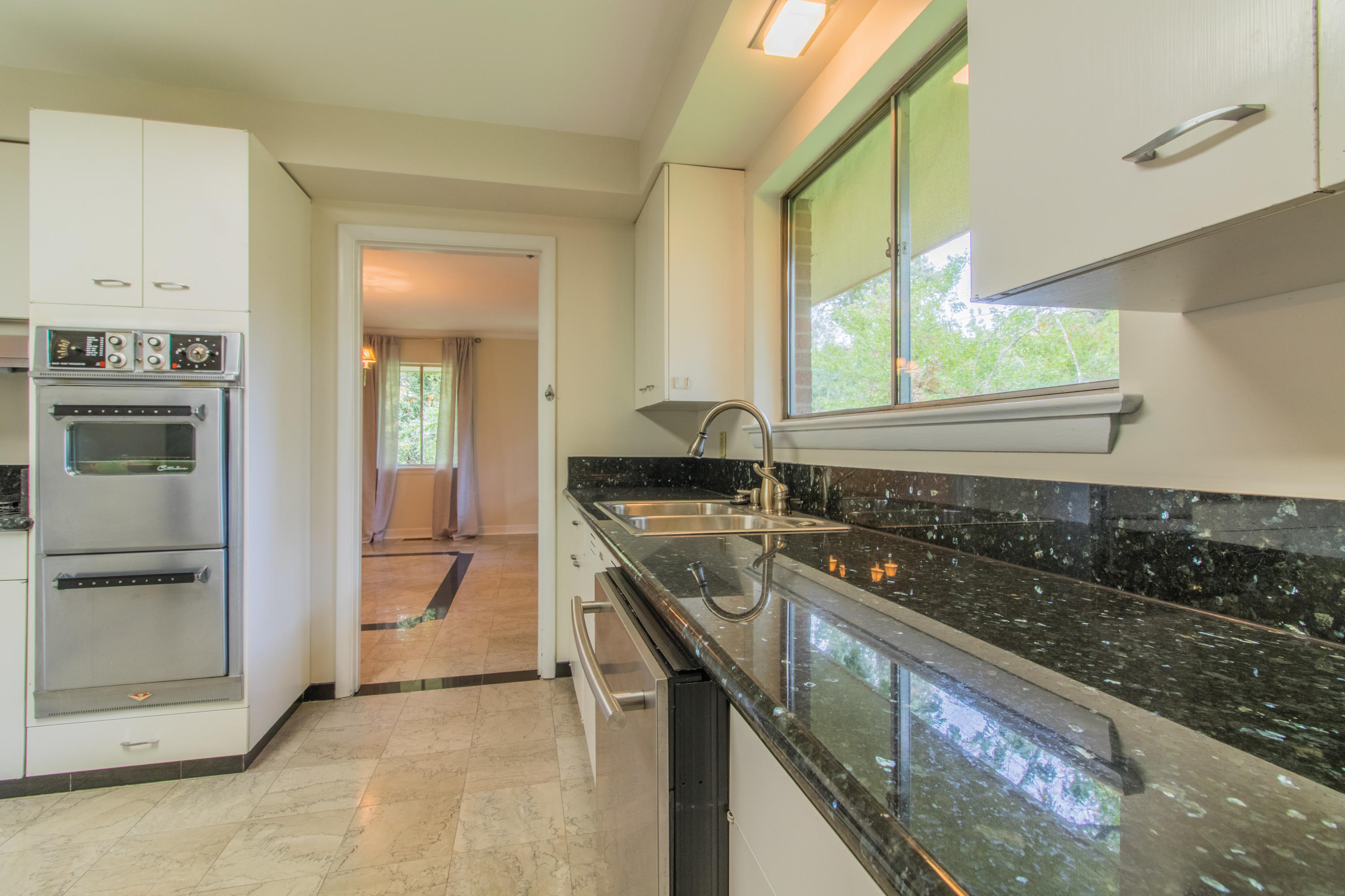 1305 Peter Pan Road Lookout Mountain, GA 30750 - Photo 22 of 30 Granite Counter Tops