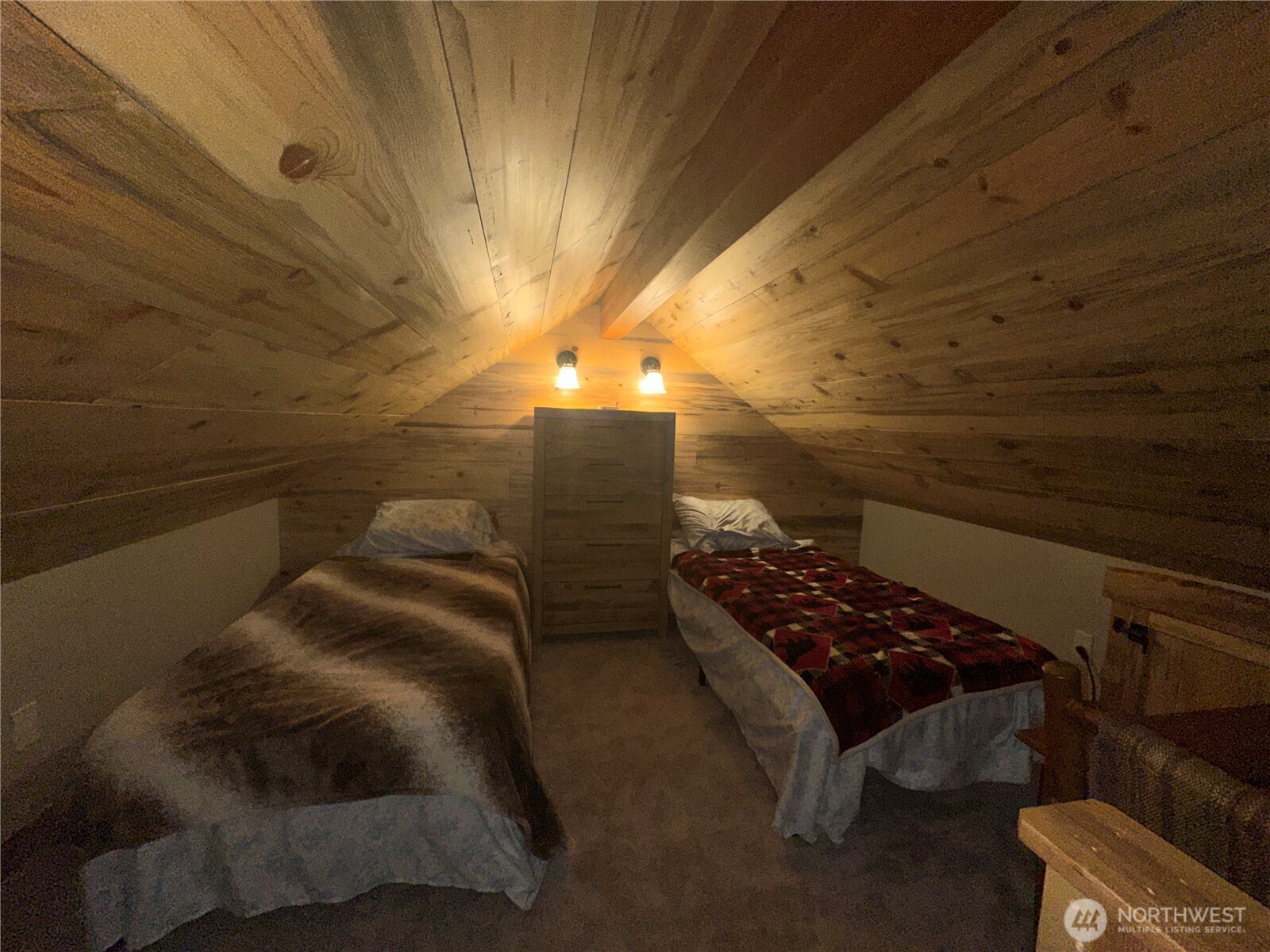 22415 Stirrup Road Leavenworth, WA 98826 - Photo 12 of 19 a bedroom with a bed and a couch