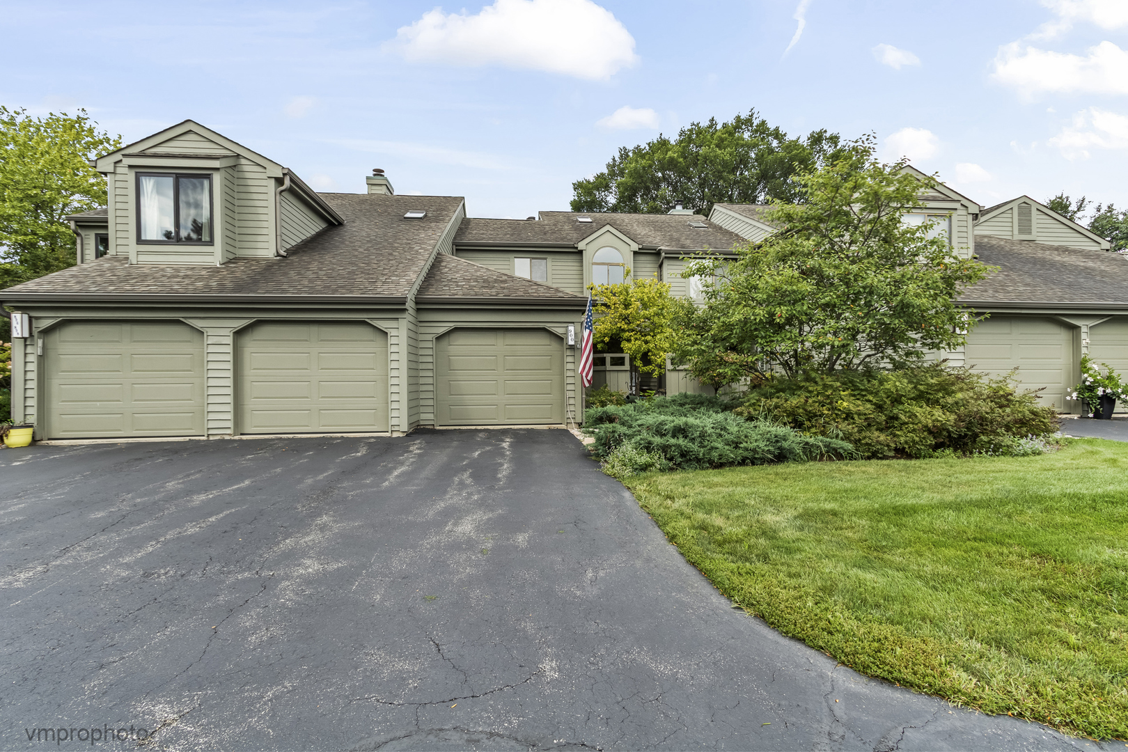 900 Shoreline Road Lake Barrington, IL 60010 - Photo 1 of 43 Gallery Image 1