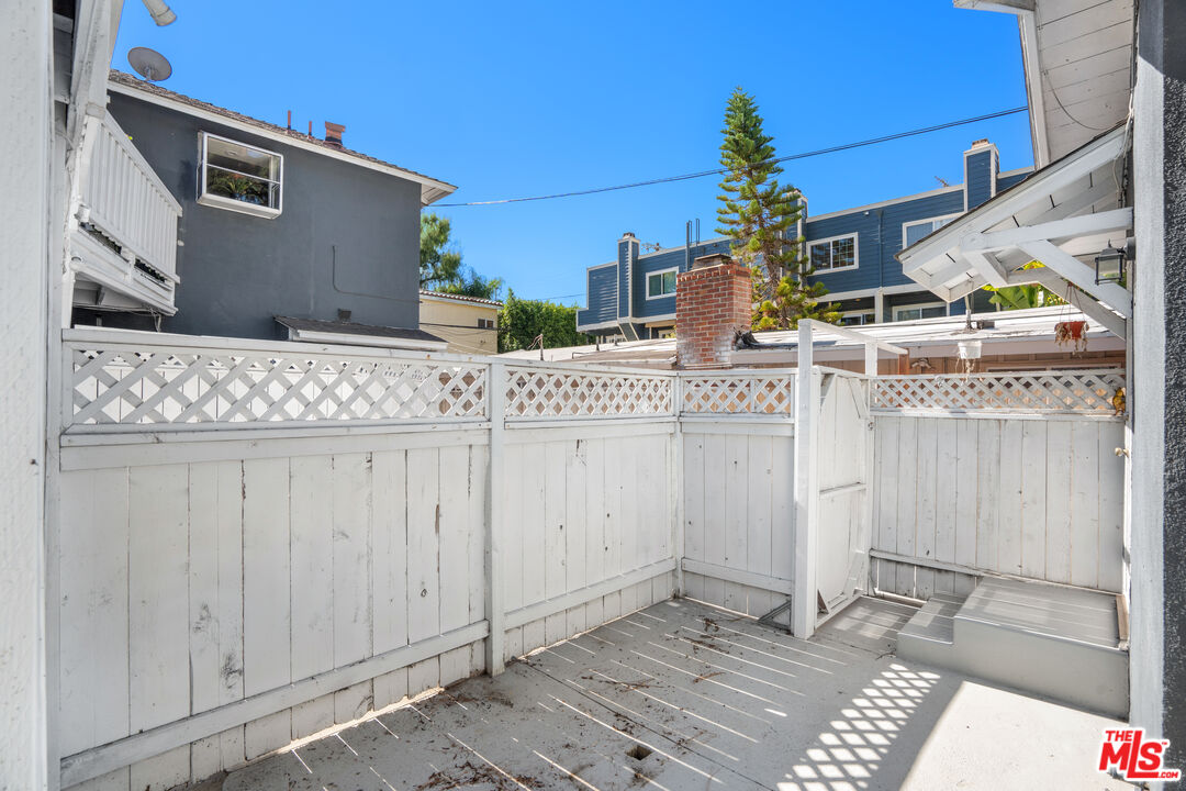 12334 Moorpark Street Studio City, CA 91604 - Photo 6 of 33 a view of a house with entryway