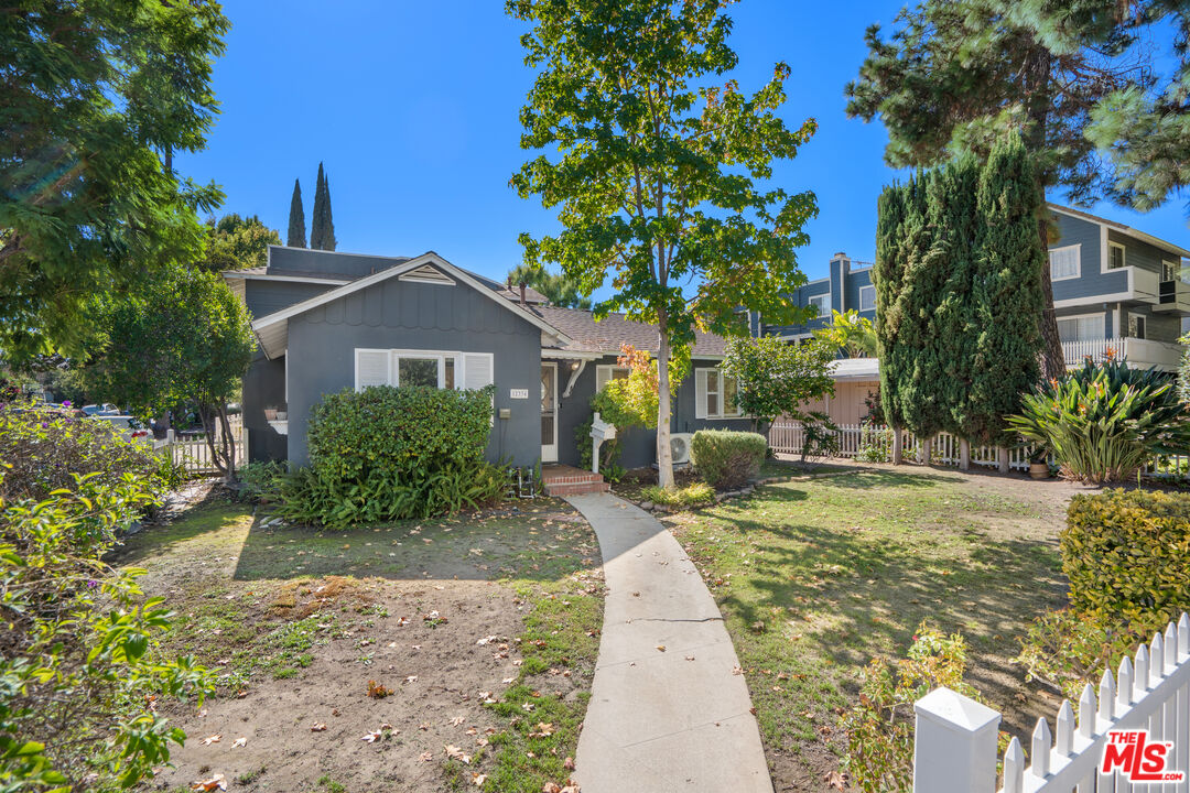 12334 Moorpark Street Studio City, CA 91604 - Photo 7 of 33 a front view of a house with garden