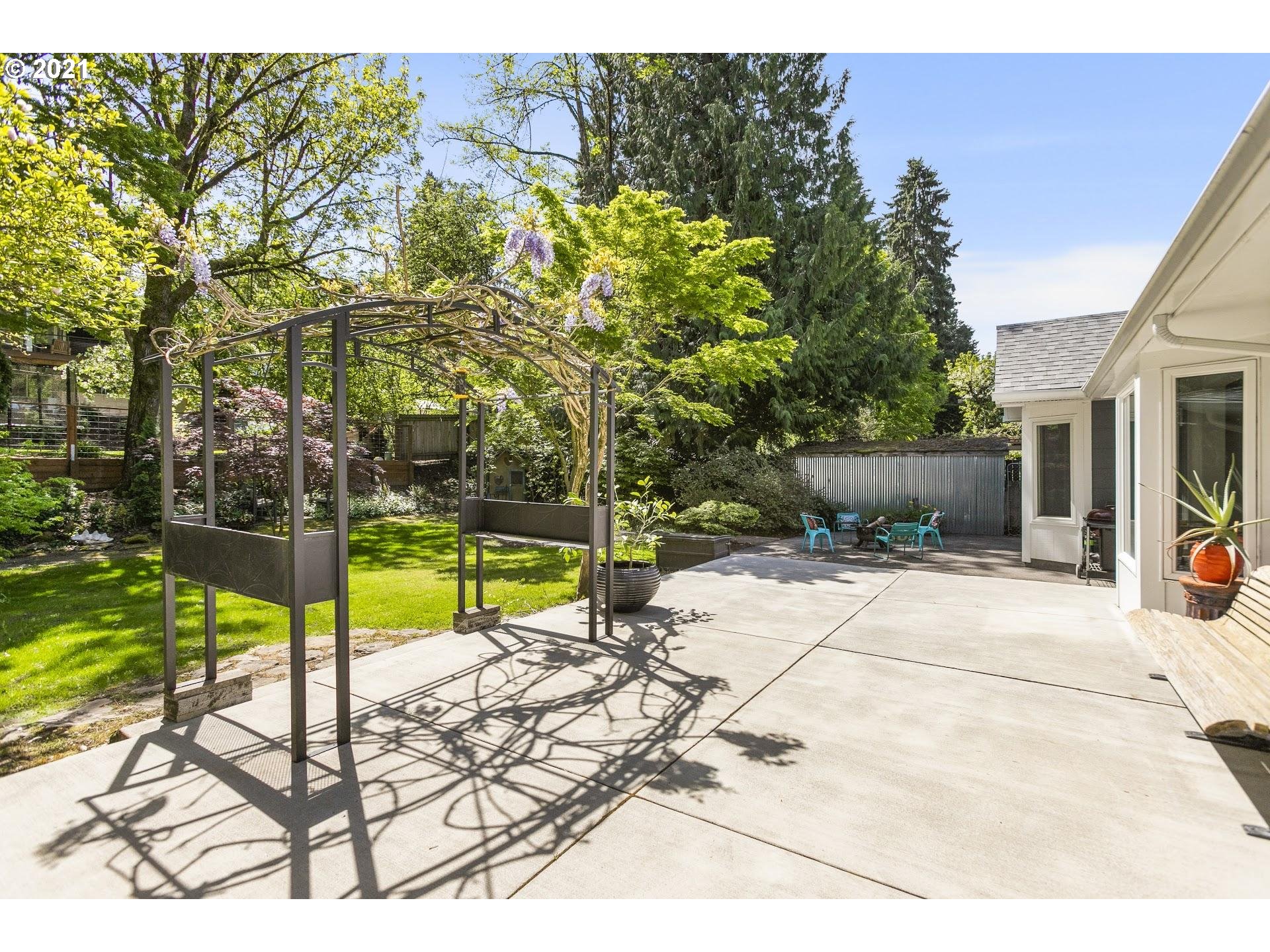 1982 Wembley Park Road Lake Oswego, OR 97034 - Photo 22 of 32 Gallery Image 22
