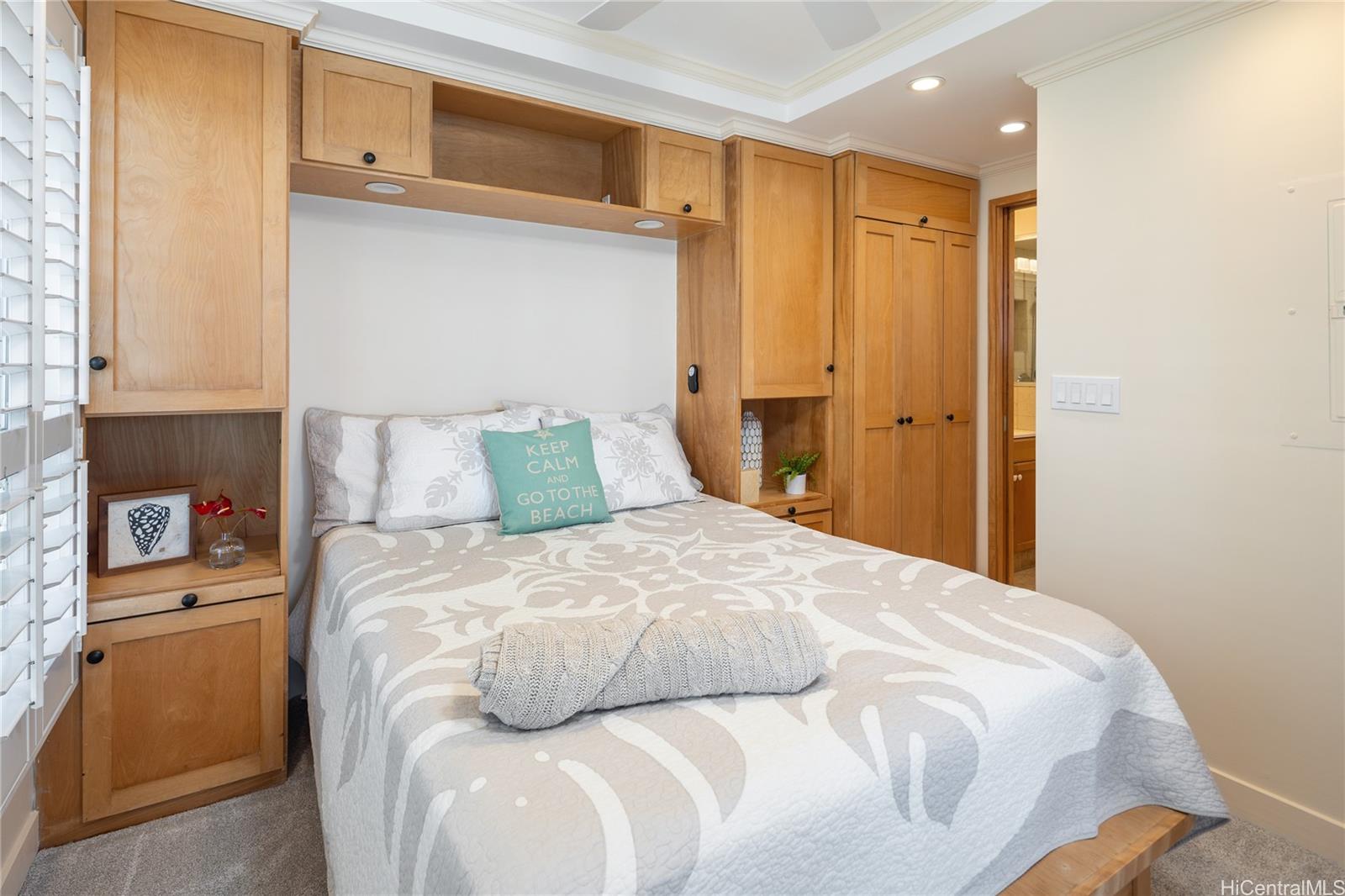 2957 Kalakaua Avenue, Unit 418 Honolulu, HI 96815 - Photo 11 of 25 a bedroom with a bed and a refrigerator