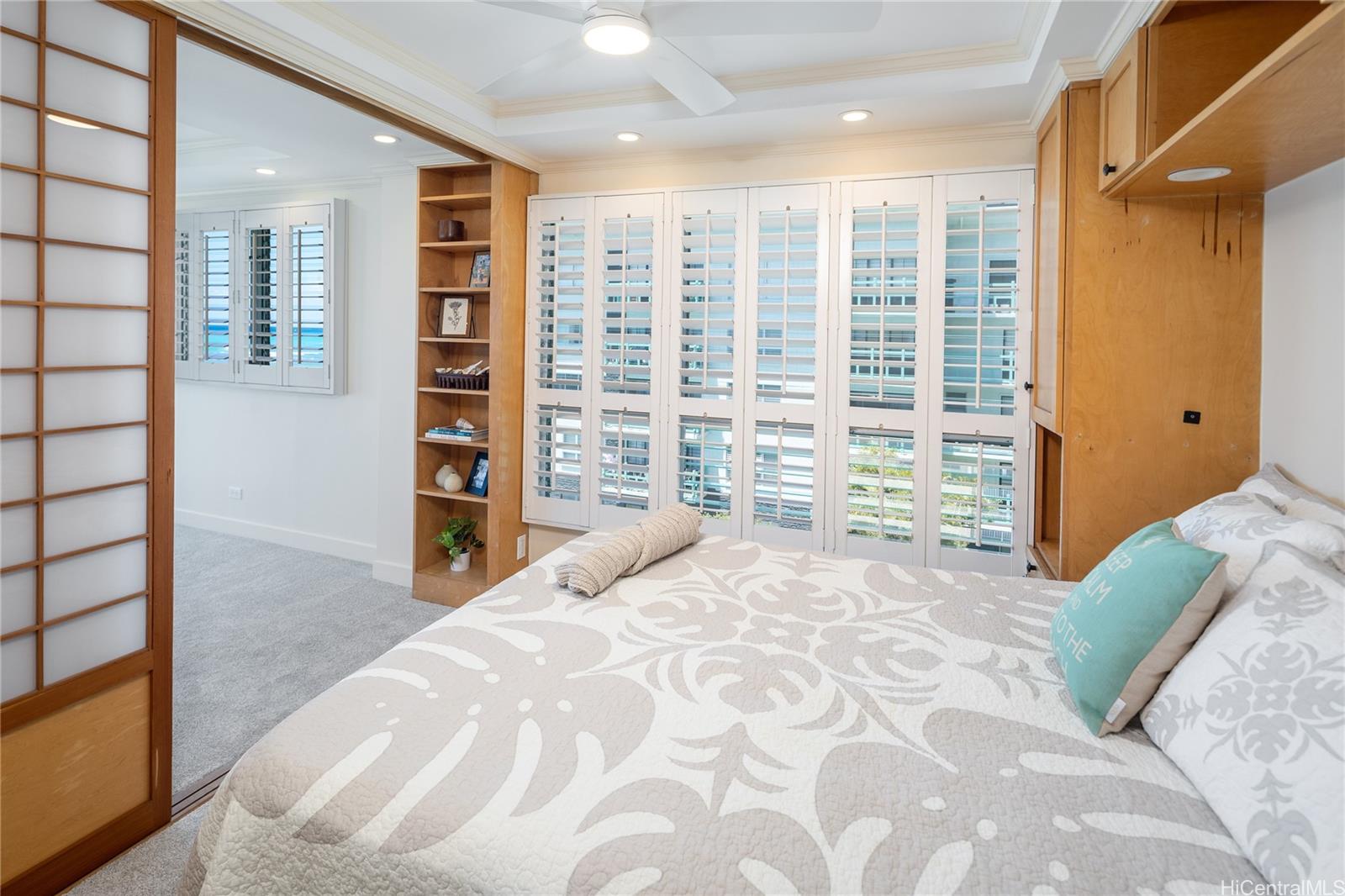 2957 Kalakaua Avenue, Unit 418 Honolulu, HI 96815 - Photo 13 of 25 a bedroom with a large bed and a window