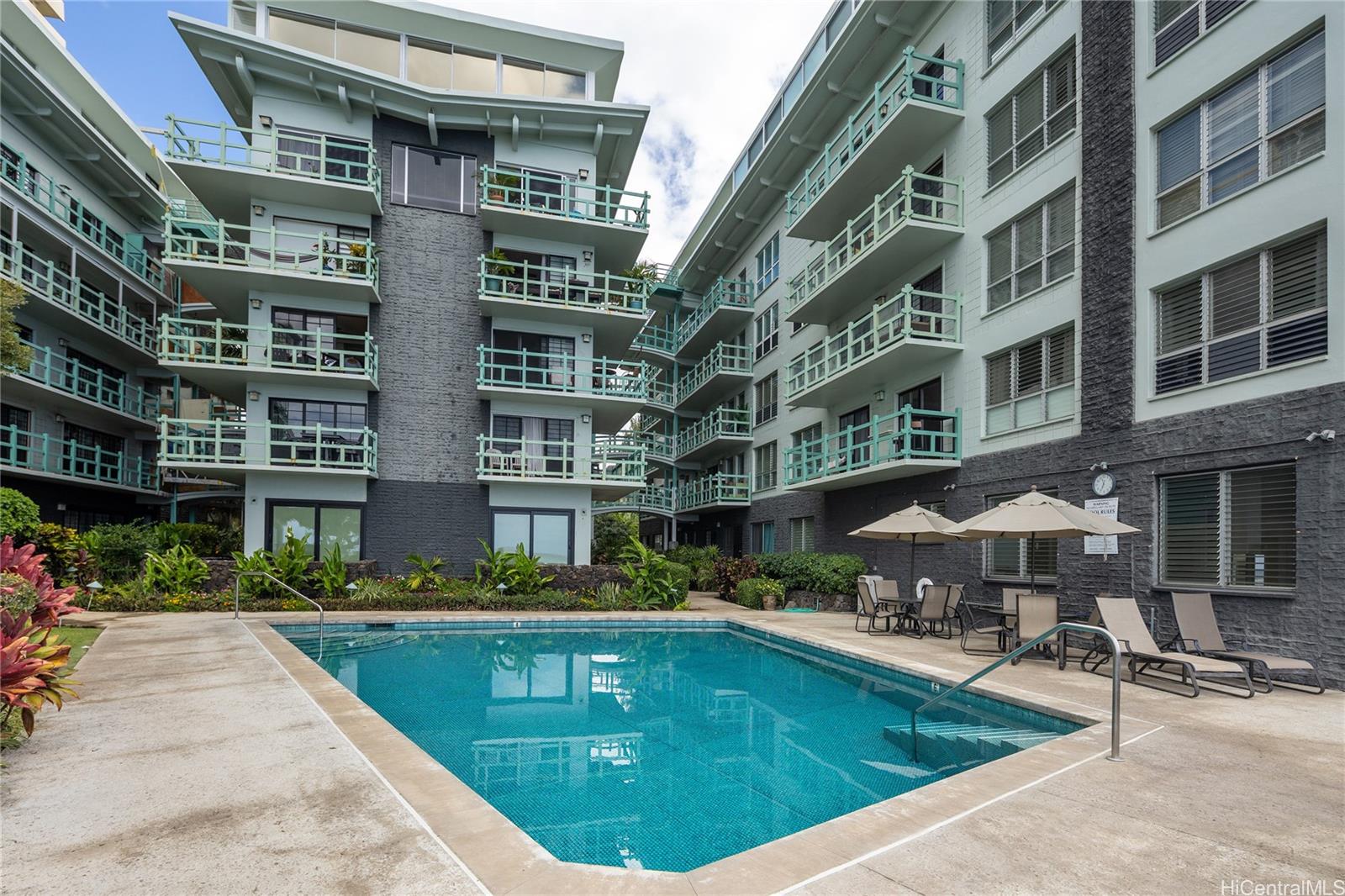 2957 Kalakaua Avenue, Unit 418 Honolulu, HI 96815 - Photo 23 of 25 a swimming pool view with a outdoor seating