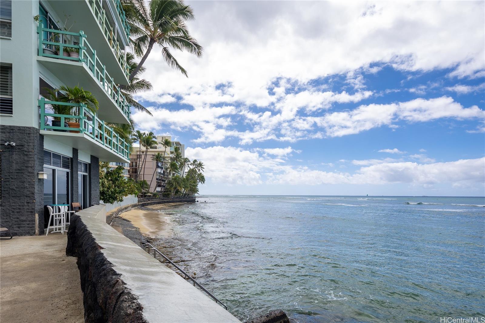 2957 Kalakaua Avenue, Unit 418 Honolulu, HI 96815 - Photo 25 of 25 a view of a dry yard with wooden fence