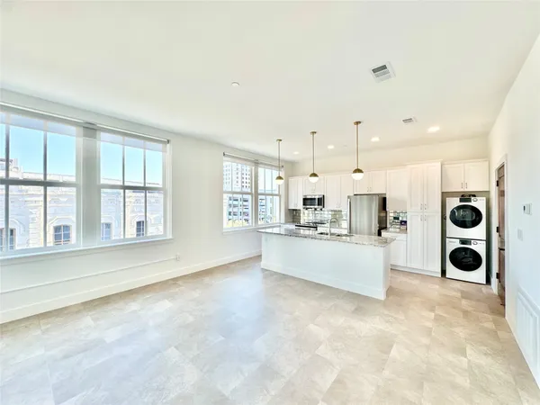 $2,100 | 2102 Mechanic Street, Unit 302, Galveston, TX 77550