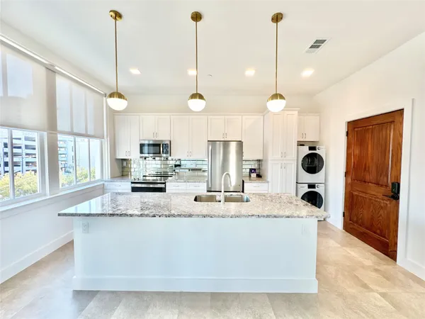 $2,100 | 2102 Mechanic Street, Unit 302, Galveston, TX 77550