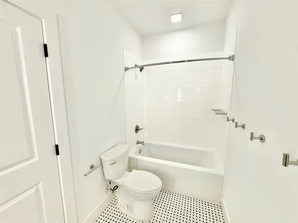 $2,100 | 2102 Mechanic Street, Unit 302, Galveston, TX 77550