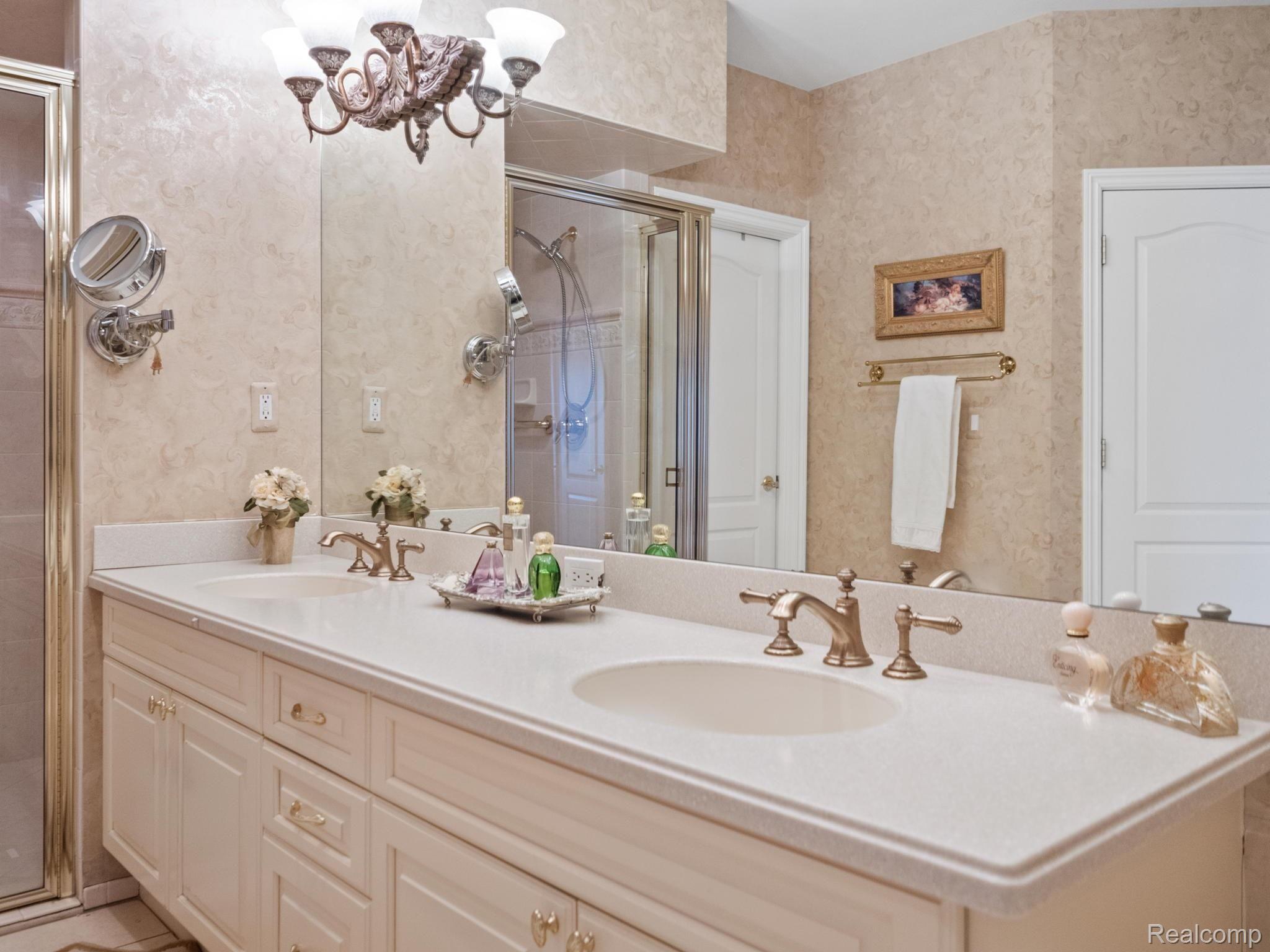 2889 Hastings Court Rochester, MI 48306 - Photo 15 of 33 Master Bath 14.jpg