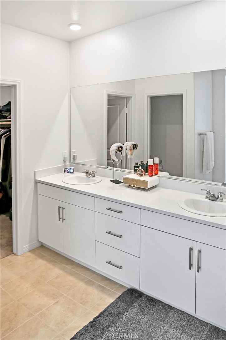 16670 Crocus Lane, Unit 1 Fontana, CA 92336 - Photo 11 of 32 En suite Bathroom