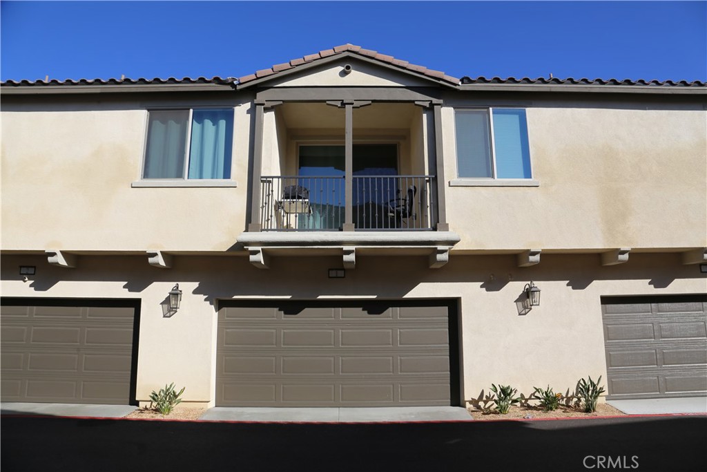 16670 Crocus Lane, Unit 1 Fontana, CA 92336 - Photo 23 of 32 Back Driveway