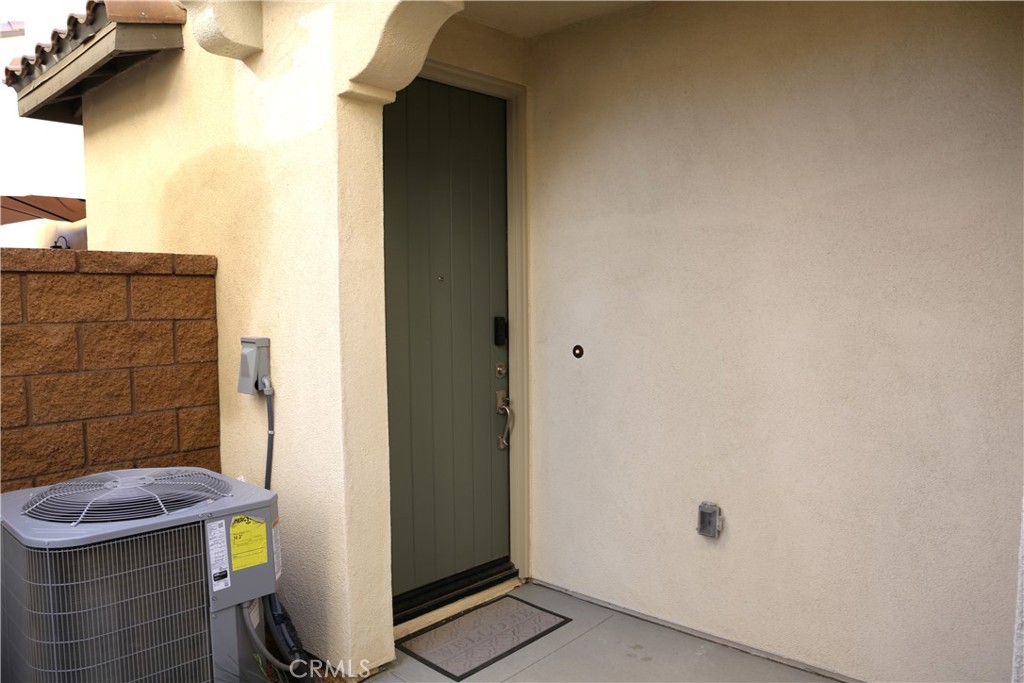 16670 Crocus Lane, Unit 1 Fontana, CA 92336 - Photo 2 of 32 Entry