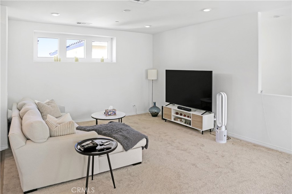 16670 Crocus Lane, Unit 1 Fontana, CA 92336 - Photo 4 of 32 Living room area