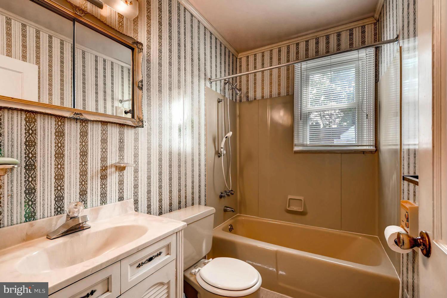 5510 Plymouth Road Baltimore, MD 21214 - Photo 9 of 11 Bath