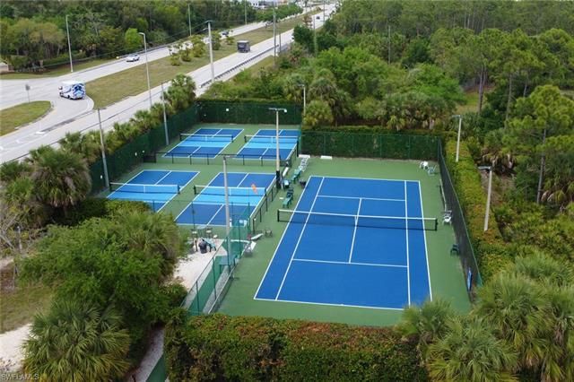 a view of front of a house with a yard