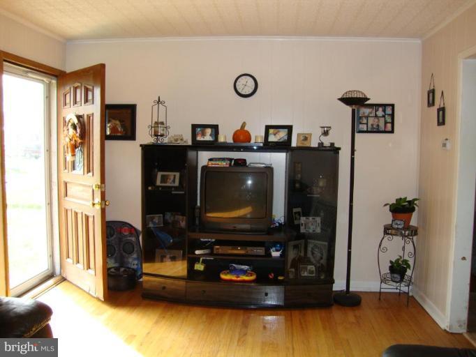 236 Carvel Road Pasadena, MD 21122 - Photo 3 of 18 Living Room #2