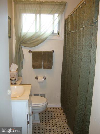 236 Carvel Road Pasadena, MD 21122 - Photo 4 of 18 Bath #1