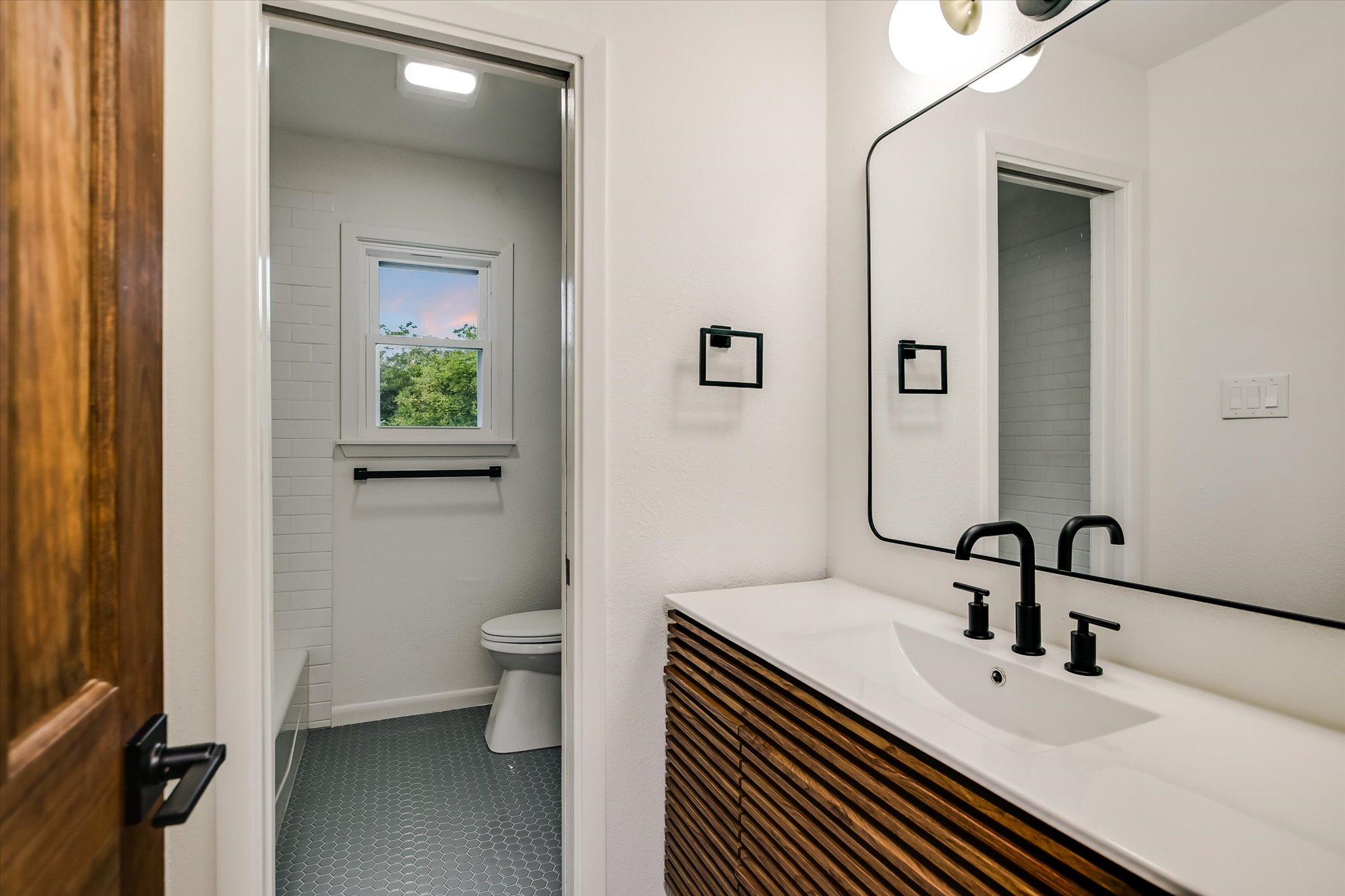 503 Elm Street Bastrop, TX 78602 - Photo 18 of 27 Upstairs Bathroom