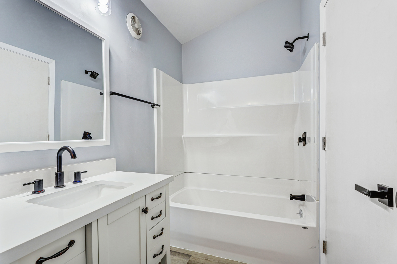 7001 Meadow Lane Road Long Grove, IL 60060 - Photo 25 of 48 a bathroom with a bathtub sink vanity and mirror
