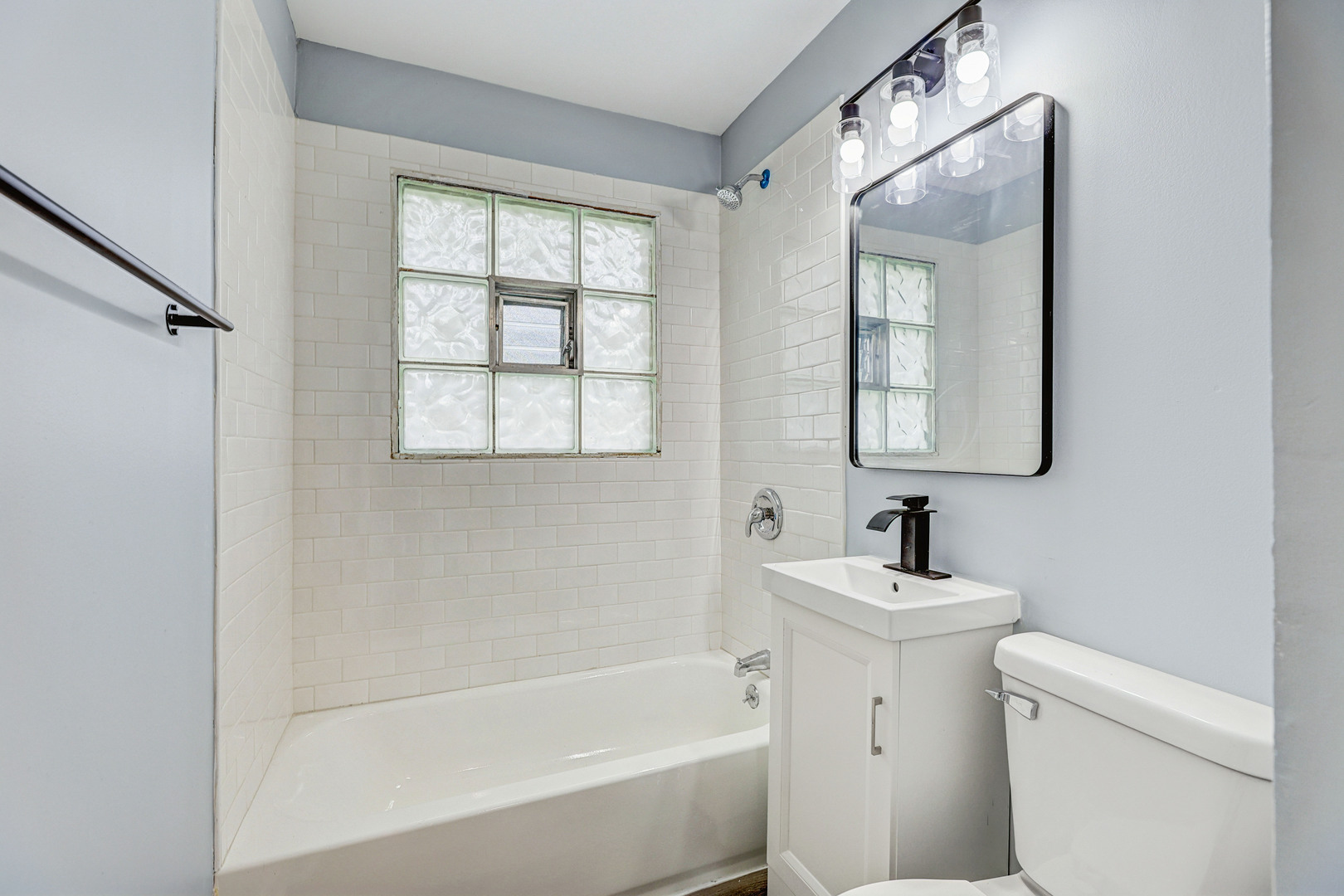 7001 Meadow Lane Road Long Grove, IL 60060 - Photo 27 of 48 a bath room with a toilet a sink and a bath tub