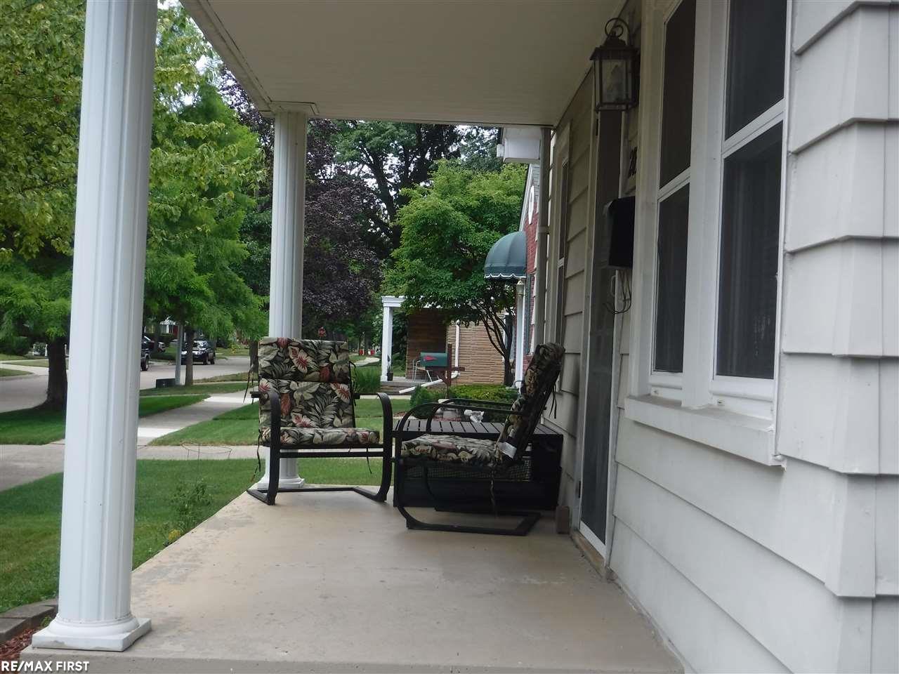 2030 Roslyn Road Grosse Pointe Woods, MI 48236 - Photo 2 of 7