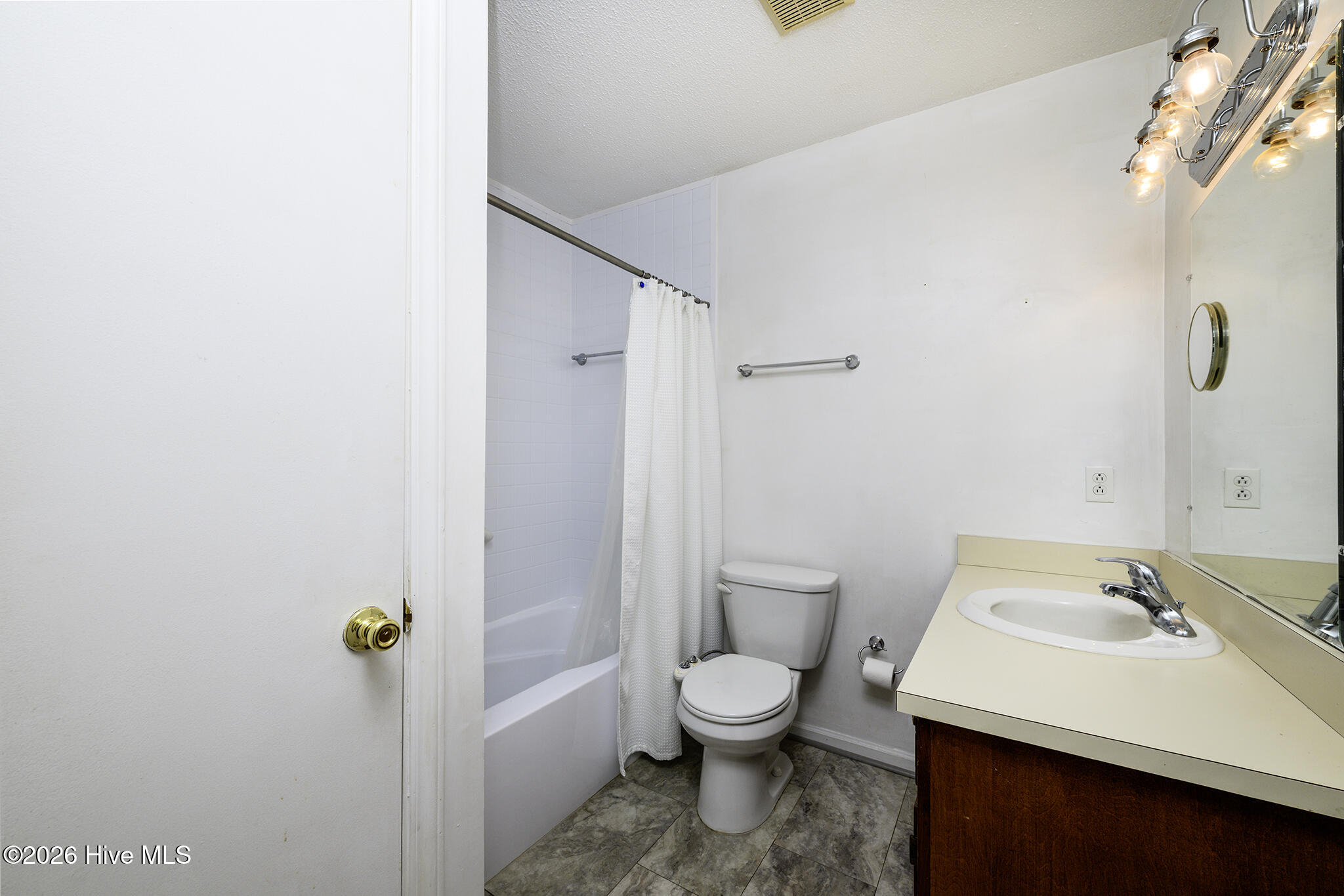 5101 Sand Ridge Road New Bern, NC 28560 - Photo 27 of 48 Guest Bathroom