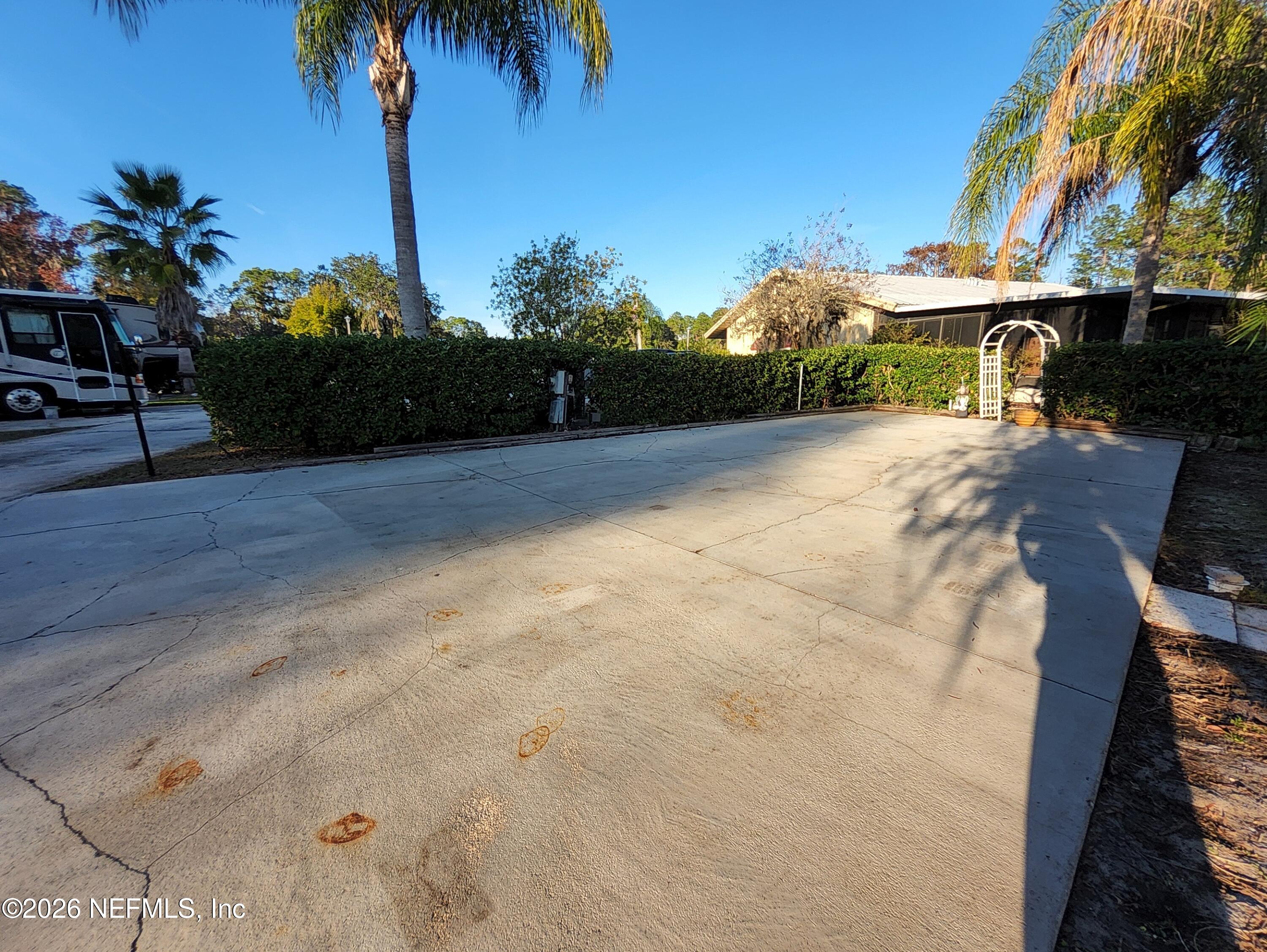 1074 Front Street, Unit 50B Welaka, FL 32193 - Photo 5 of 20 a front view of a house with a garden