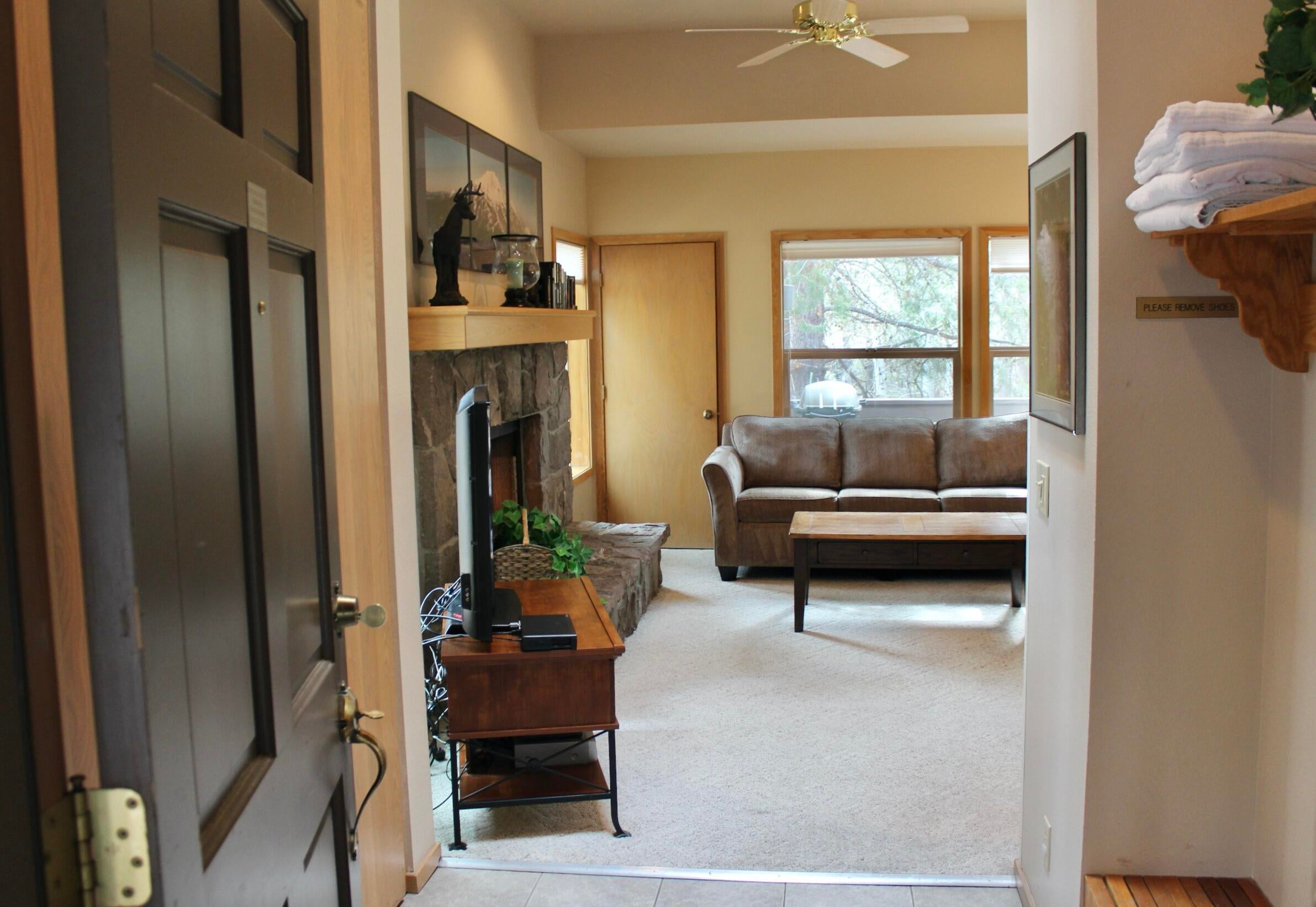 57378 Beaver Ridge Loop, Unit 34D1 Sunriver, OR 97707 - Photo 3 of 25 4-entry-R34.
