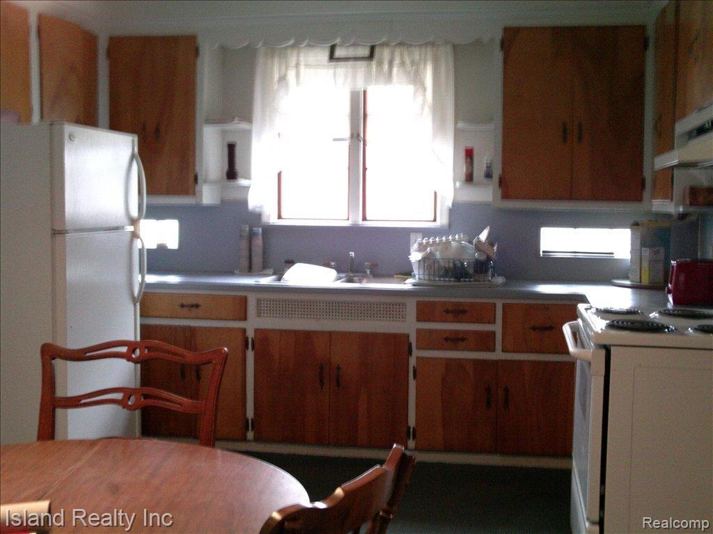 20546 Meridian Road Grosse Ile, MI 48138 - Photo 7 of 15 meridian kitchenSAM_0218