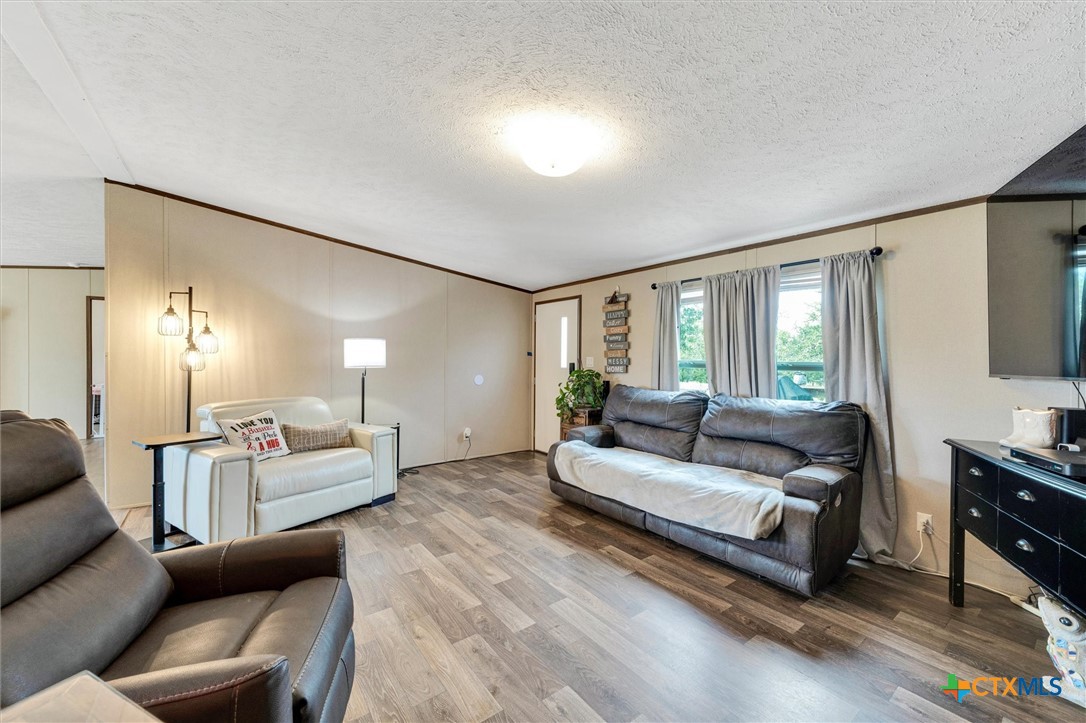 2755 Washburn Road Luling, TX 78648 - Photo 8 of 40 Living Room