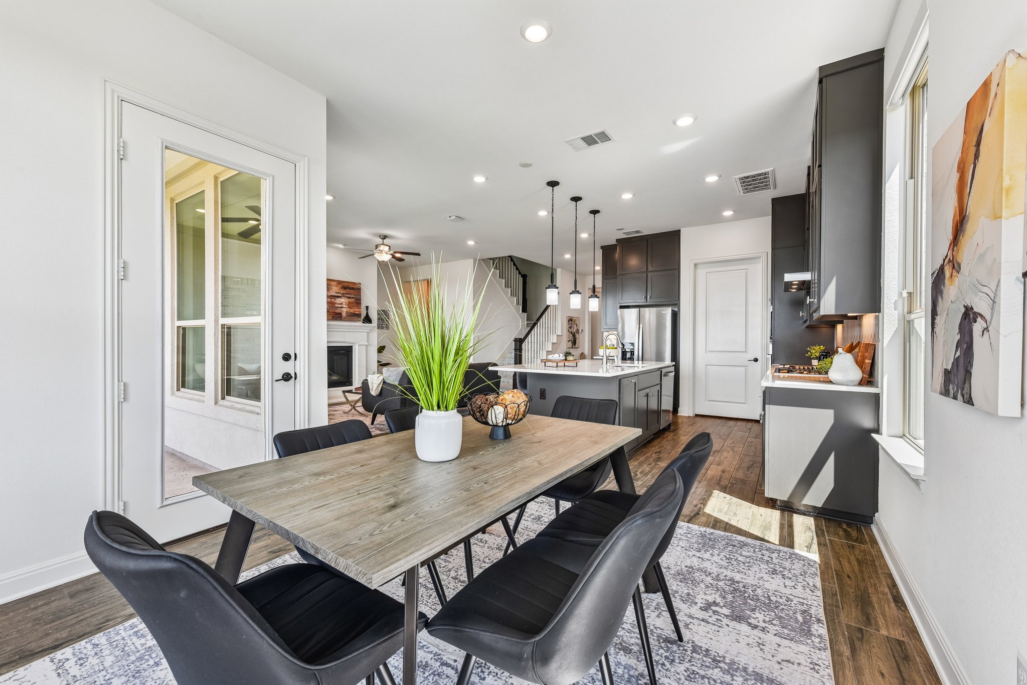19113 Freeman Circle Austin, TX 78738 - Photo 4 of 37 Enjoy seamless entertaining in this open-concept kitchen and dining area.