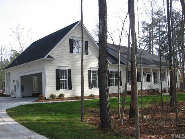 a view of a house with backyard