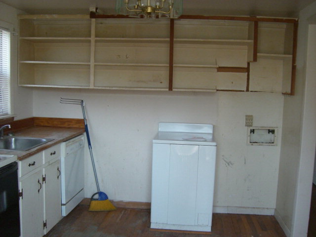 851 Cumslo Road Gray, GA 31032 - Photo 7 of 17 a utility room with cabinets
