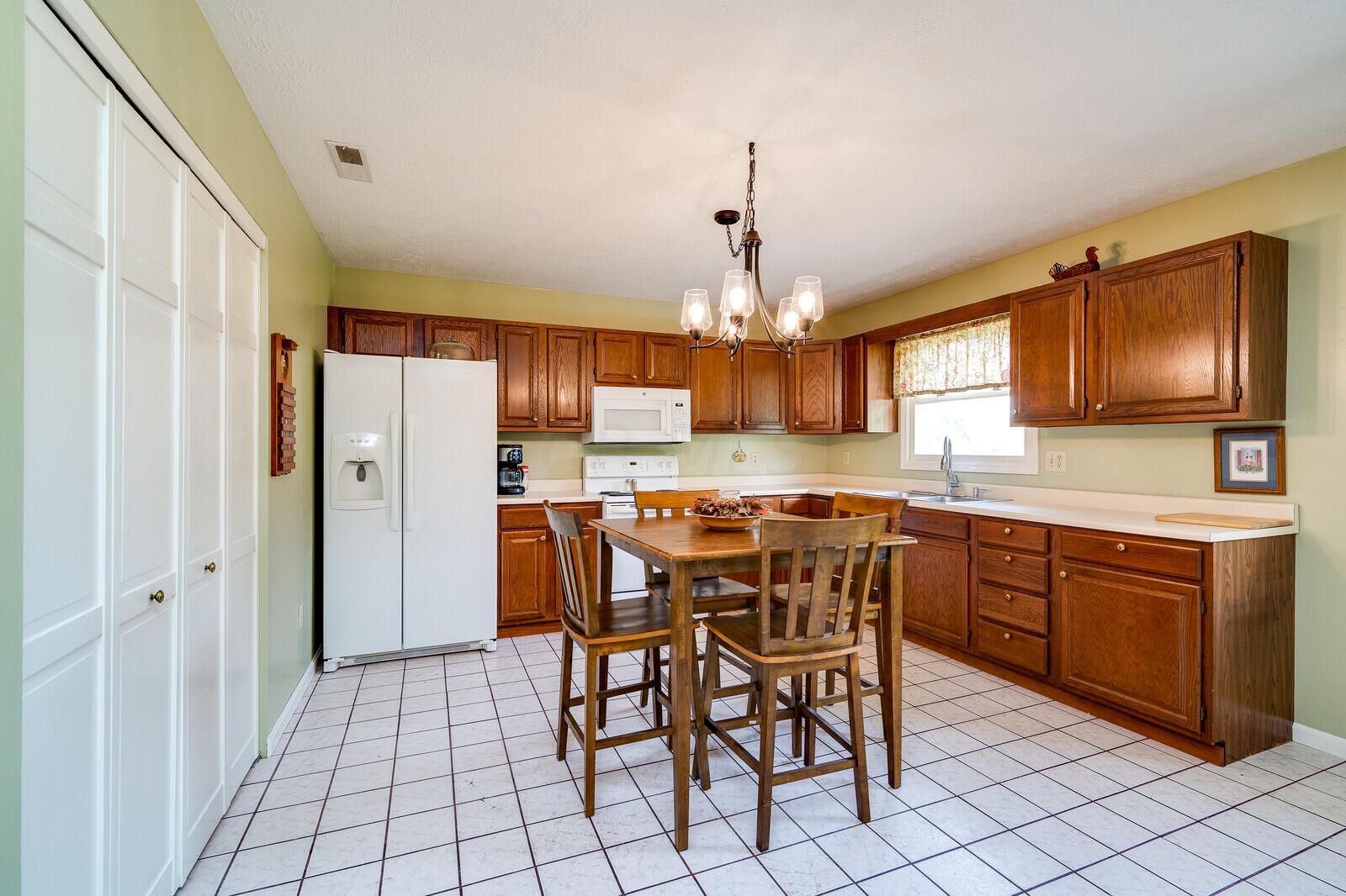 5562 Decker Road Franklin, OH 45005 - Photo 11 of 36 Kitchen w/ Eat in Area