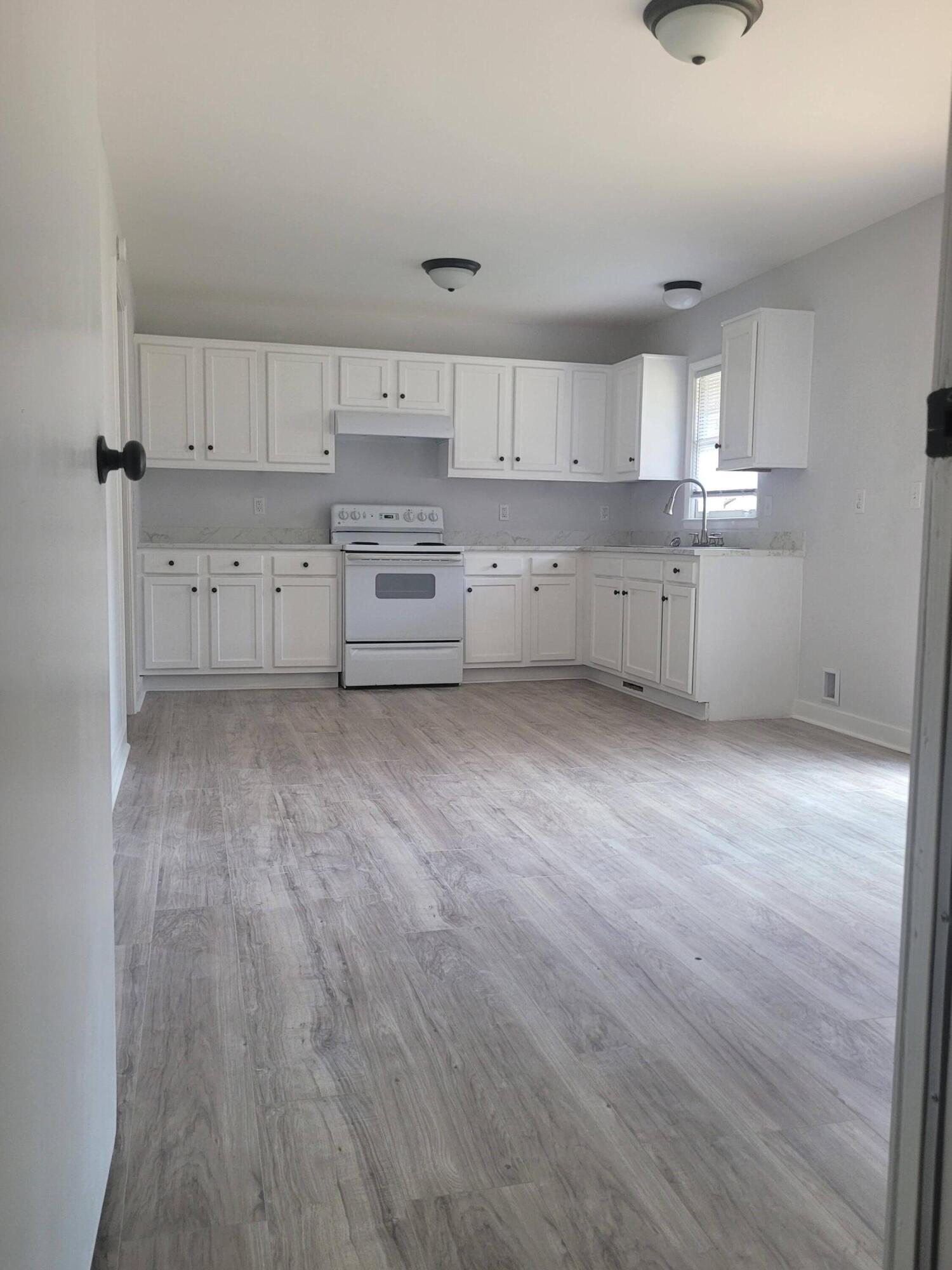 547 Dandridge Road Walterboro, SC 29488 - Photo 8 of 22 Kitchen